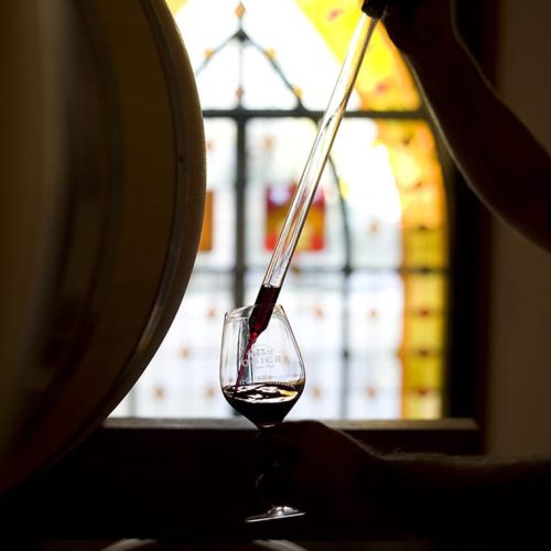 Vin-rouge-avec-pipette